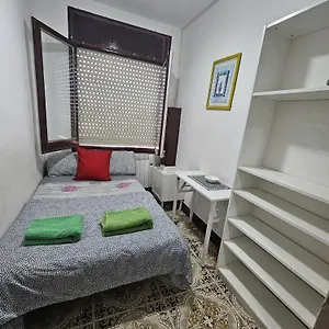 Poble Sec Nino House Hotel cápsula Barcelona